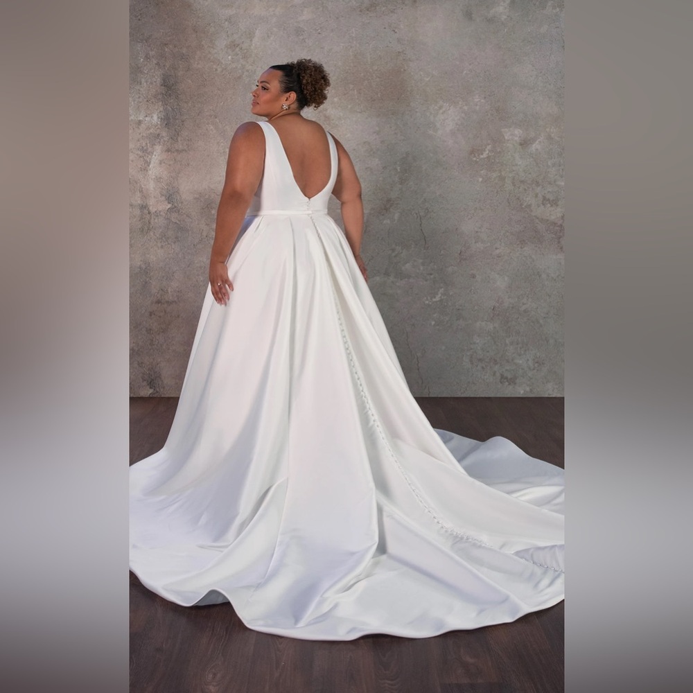 ELEGANT PLUNGING V-NECKLINE A-LINE WEDDING DRESS IN TEXTURED SATIN - Picture 7 of 9